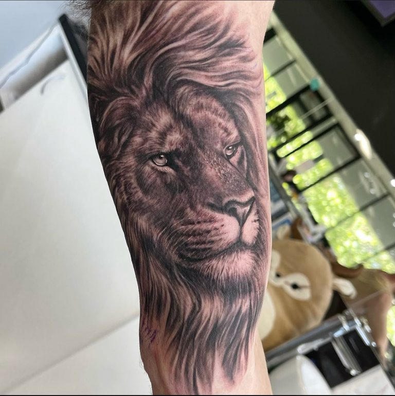 Check out this realistic lion done by Shantelle @pimp.charming